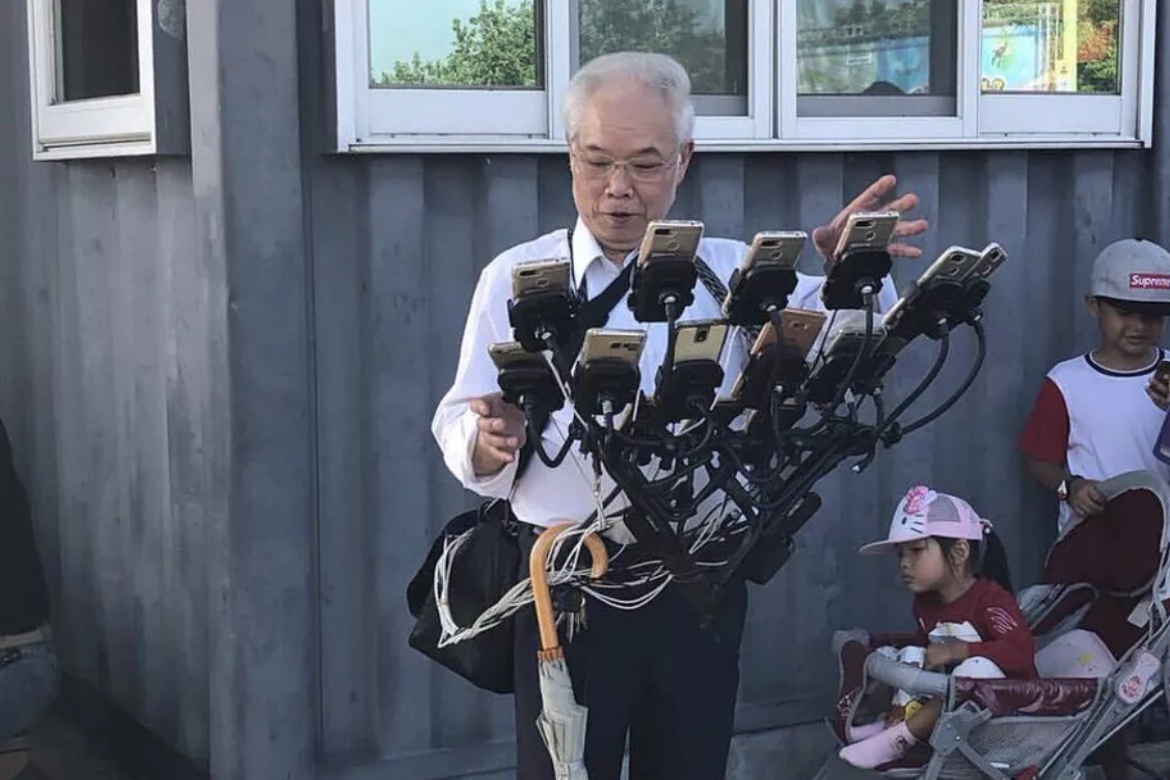 Game thu 70 tuoi dung 11 chiec dien thoai de choi Pokemon Go hinh anh