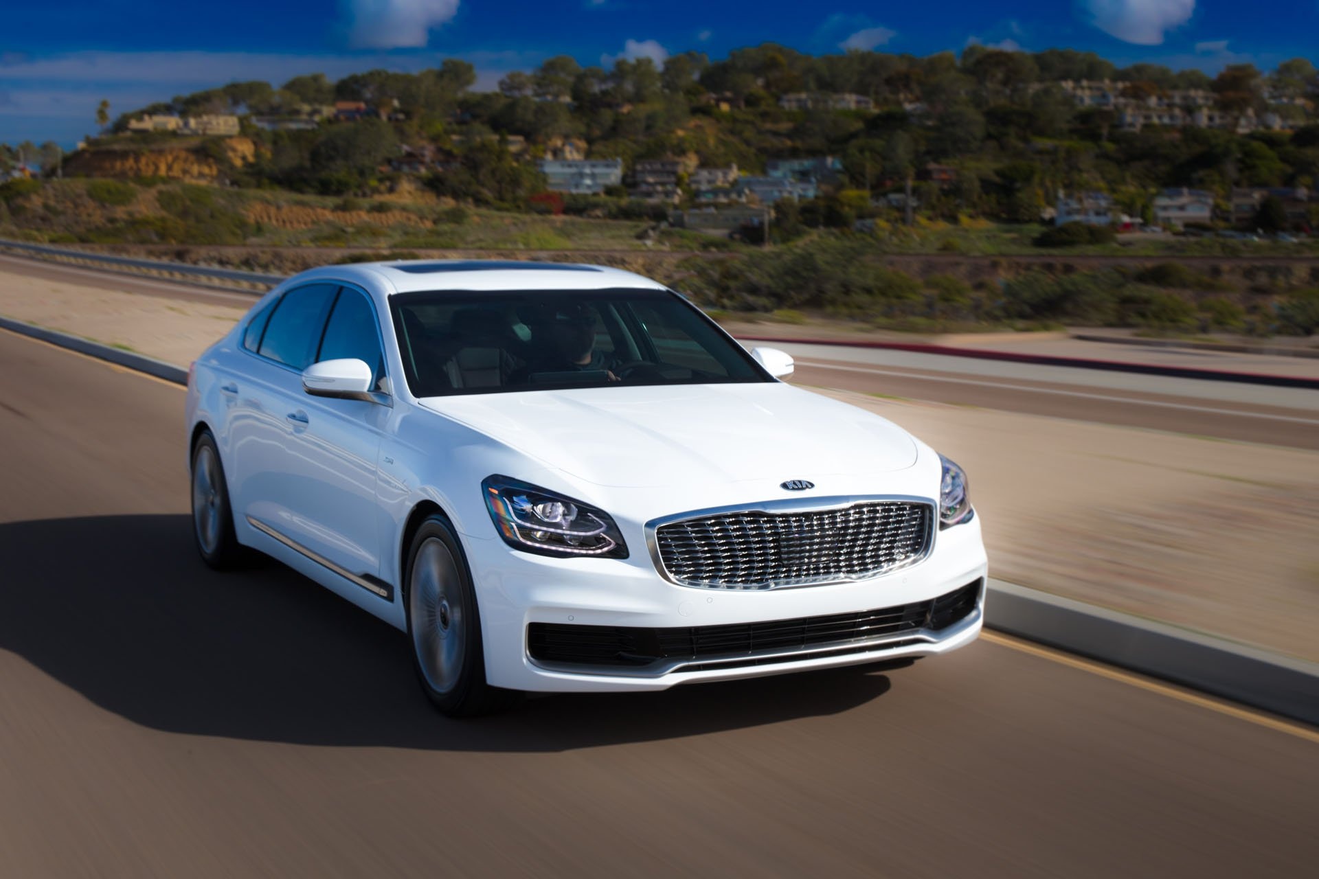 Kia K900 2019 gia tu 60.000 USD hinh anh