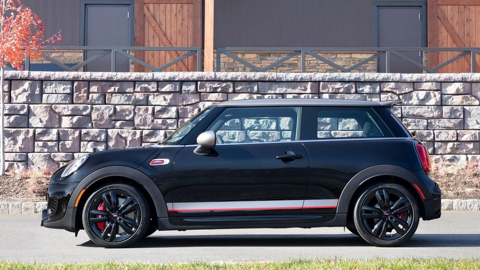Mini John Cooper Hardtop Knights Edition ra mắt ảnh 3 Mini John Cooper Hardtop Knights Edition ra mat anh 3