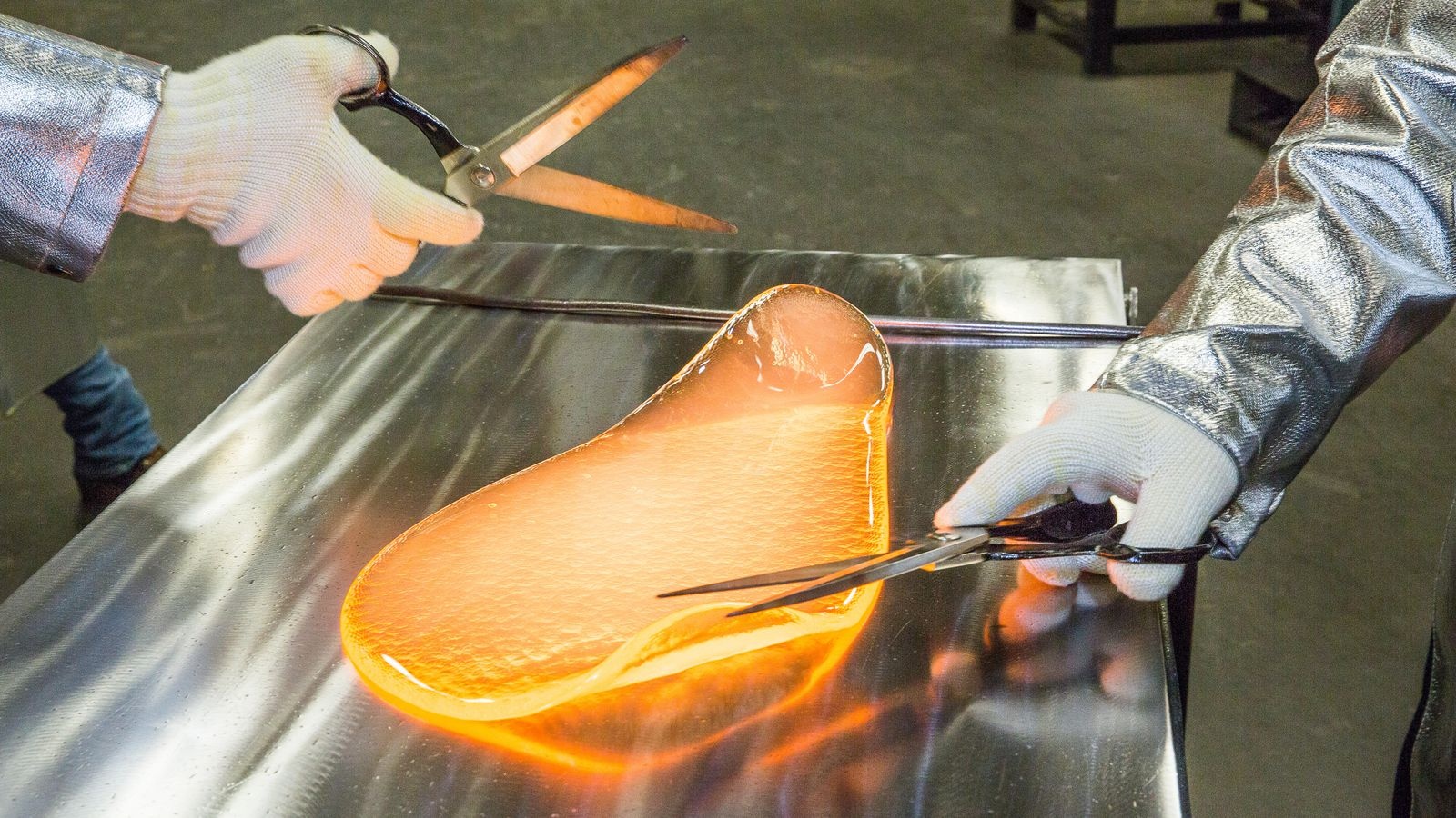 Mat kinh cua smartphone uon deo duoc san xuat nhu the nao? hinh anh