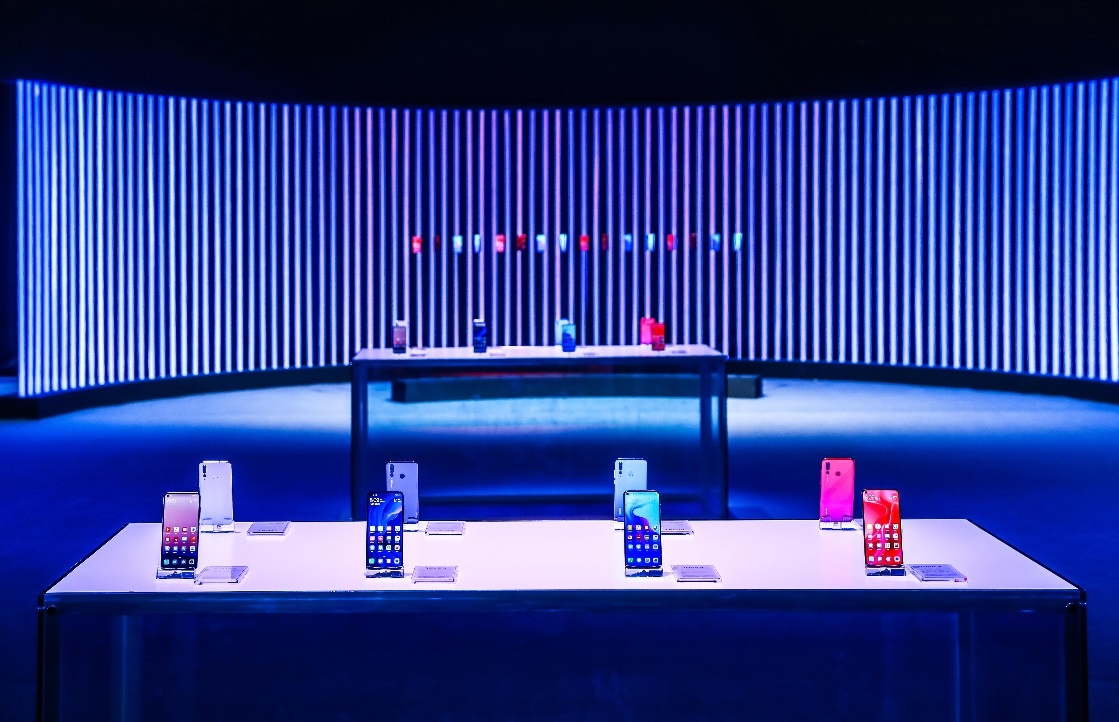 Nova 4 man hinh duc lo,  camera 48 MP anh 8