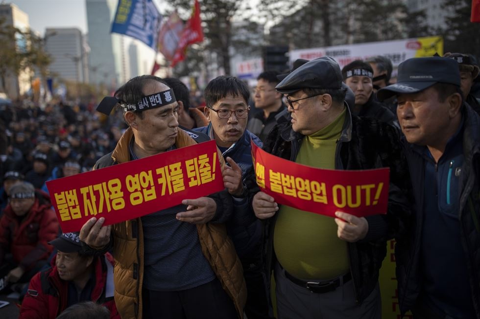 bieu tinh chong dich vu goi xe anh 6