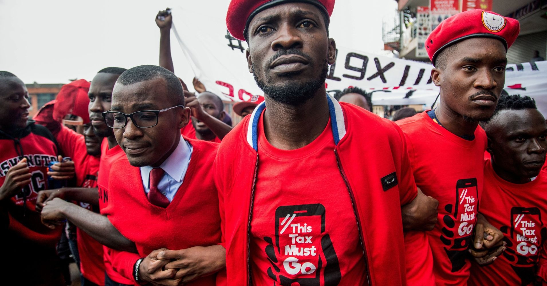 Bi thu phi dung Facebook, 5 trieu nguoi Uganda bo Internet hinh anh