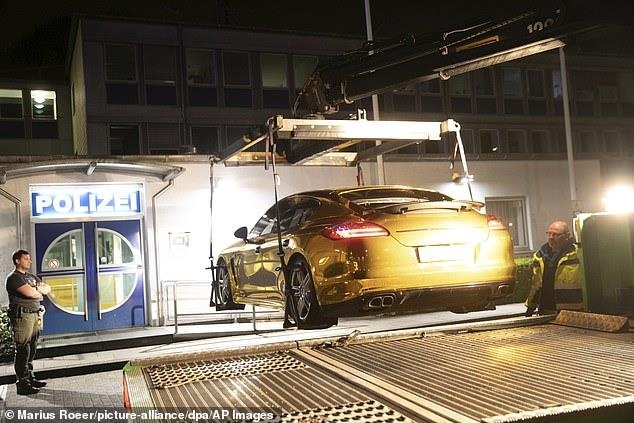 Xe Porsche "mạ vàng" bị cảnh sát tịch thu ảnh 2 Xe Porsche "ma vang" bi canh sat tich thu anh 2