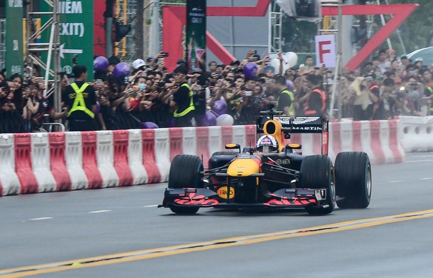 Chang dua F1 tren duong pho thu tu sau Viet Nam anh 1