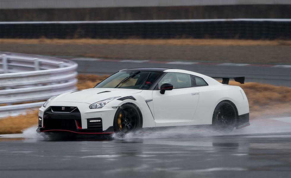 Nissan GT-R gioi thieu hai phien ban dac biet anh 1