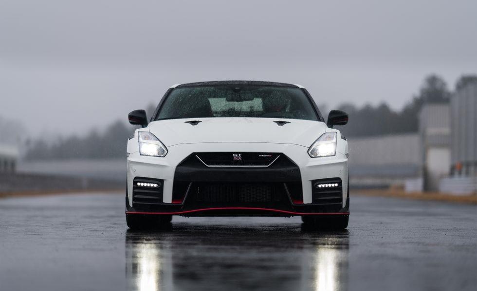 Nissan GT-R 2020 co them 2 ban dac biet, chu trong tang hieu nang hinh anh
