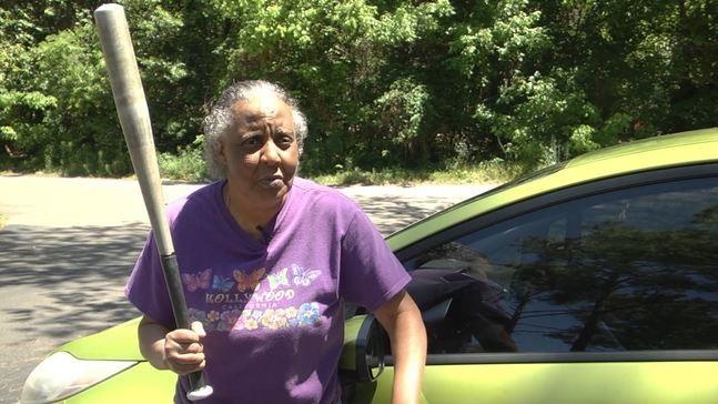 Len vao trom Ford Fiesta, ten dao chich nhan ngay mot gay cua cu ba hinh anh