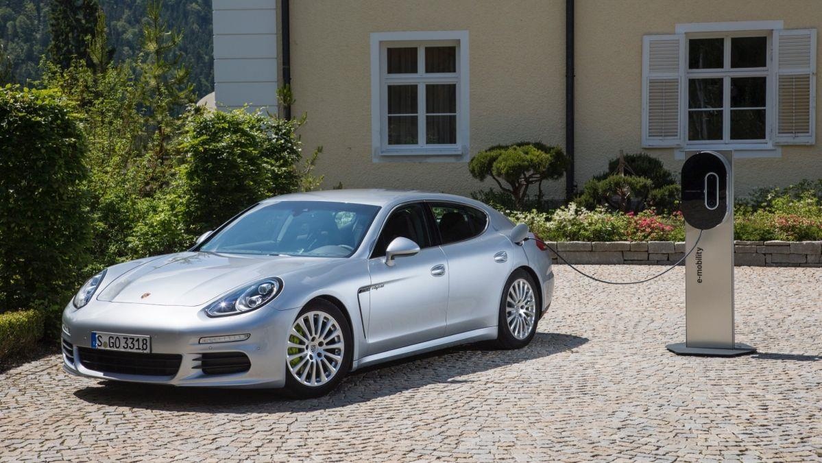 Panamera, chiec sedan thay doi dinh nghia ve xe Porsche tron 10 tuoi hinh anh
