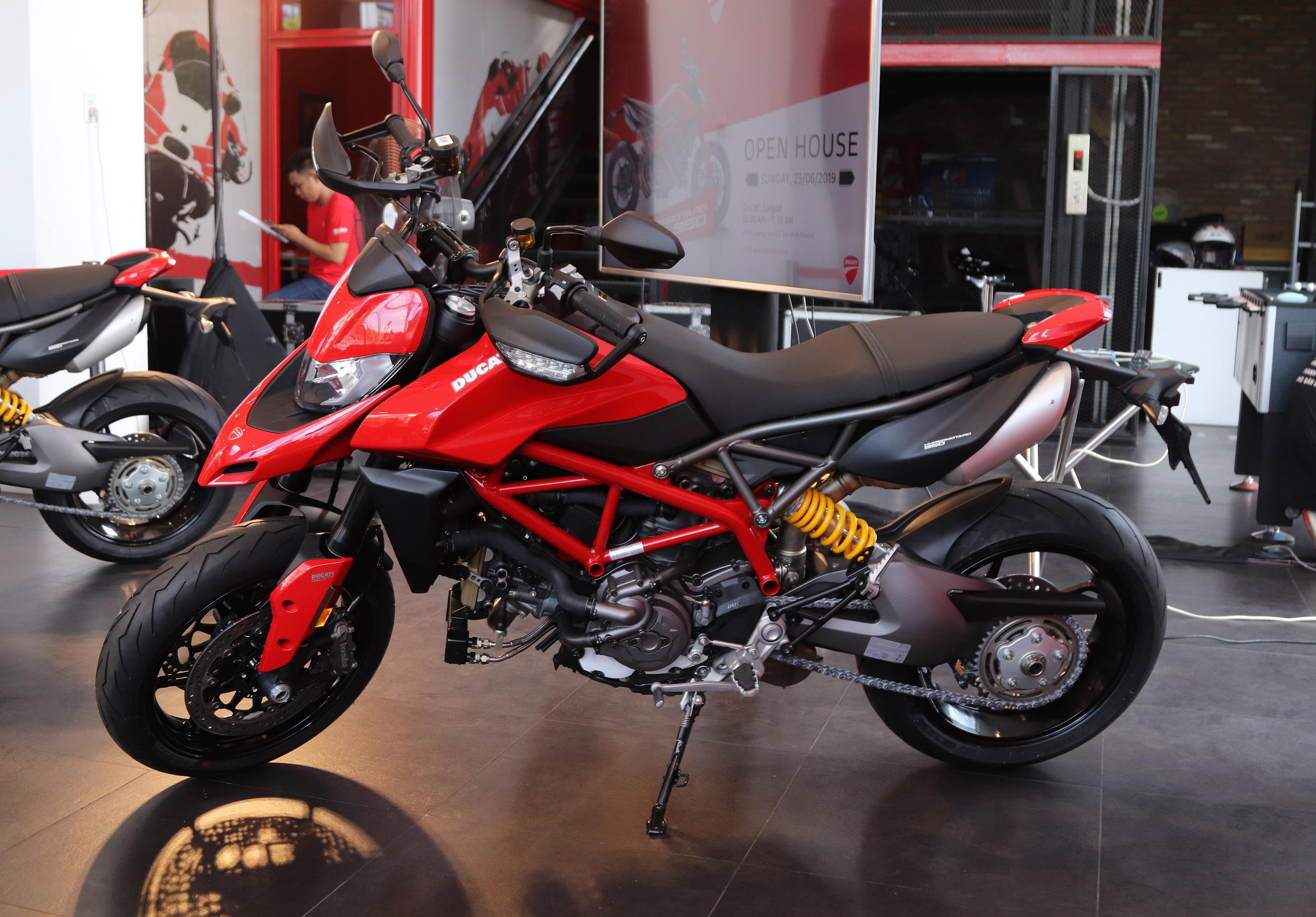 So sanh Ducati Hypermotard 950 va 939 anh 2