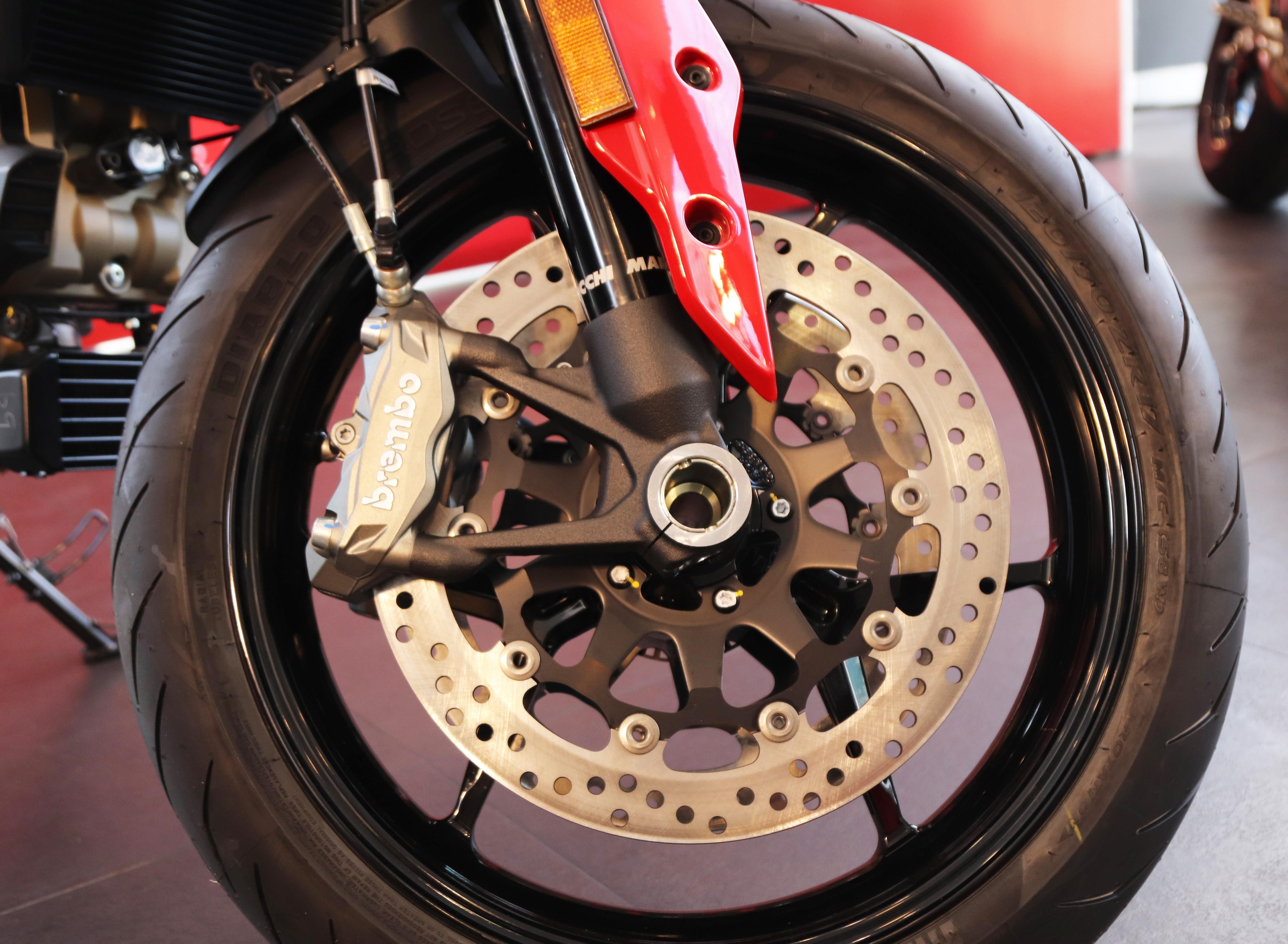 So sanh Ducati Hypermotard 950 va 939 anh 6