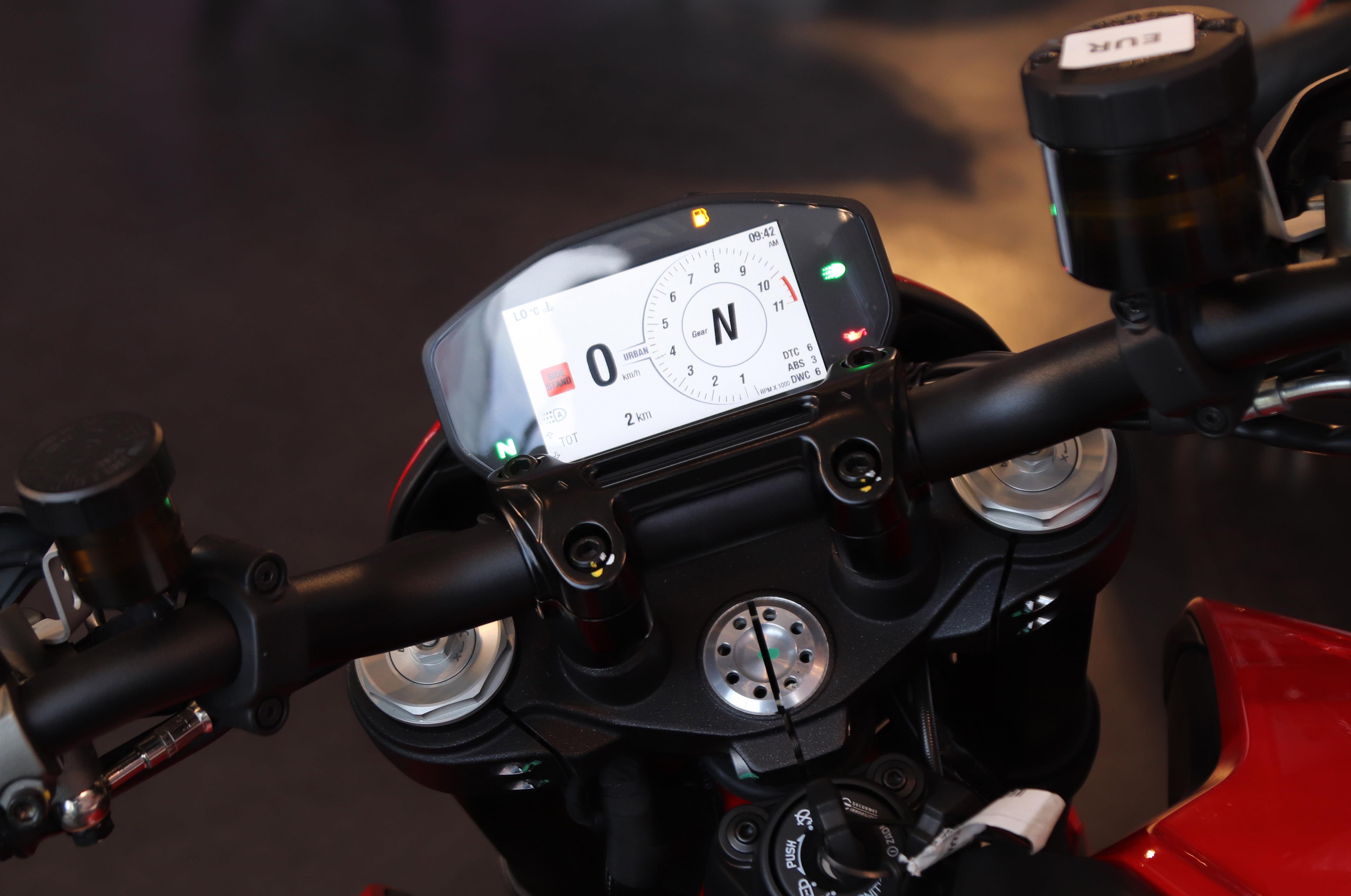 So sanh Ducati Hypermotard 950 va 939 anh 8