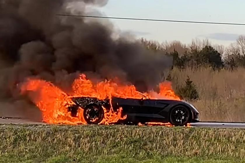 Chu nhan chiec Corvette Stingray Z51 bat luc dung nhin xe boc chay hinh anh