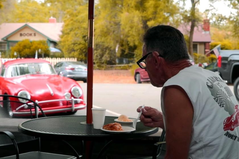 Cu ong 71 tuoi cam lai chiec Porsche co 50 nam, chay 1,6 trieu km hinh anh