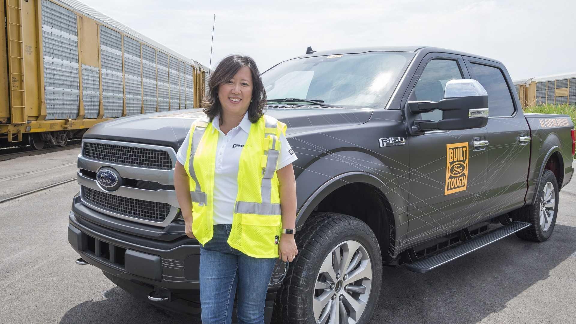 Bán tải điện F-150 kéo 10 toa tàu nặng hơn 450 tấn ảnh 2 Ban tai dien F-150 keo 10 toa tau nang hon 450 tan anh 2