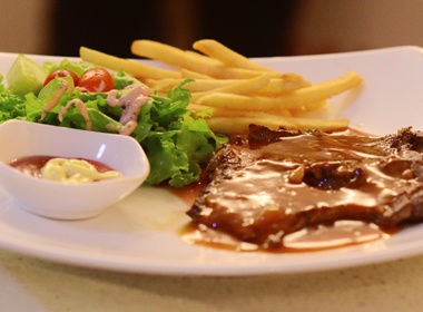 Ghe nha hang binh dan cua Di Bang hinh anh