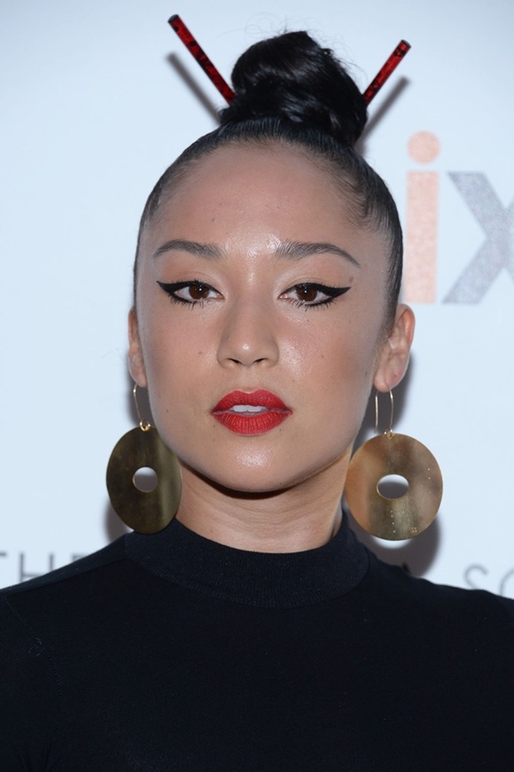 Trang điểm mắt mèo quyến rũ như sao