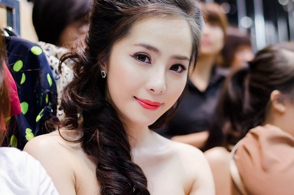 Sao Viet 'quay cuong' voi trao luu mat trang sap hinh anh