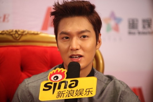 Lee Min Ho không khó chịu khi bị fan Trung... nhéo 'vòng ba' 1