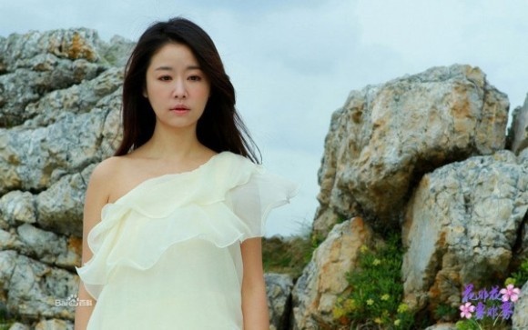 Lam Tam Nhu gay tranh cai voi hinh tuong nua nguoi nua ma hinh anh