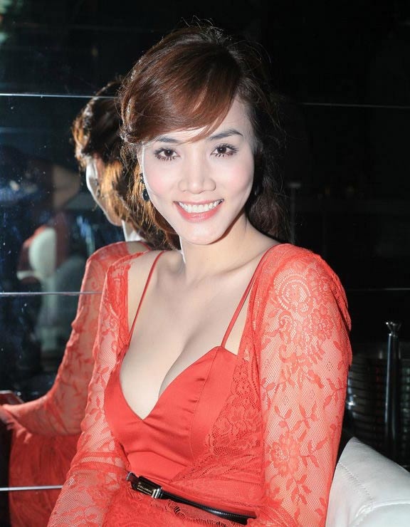 Phong cach thoi trang 'thieu an toan' cua Trang Nhung hinh anh