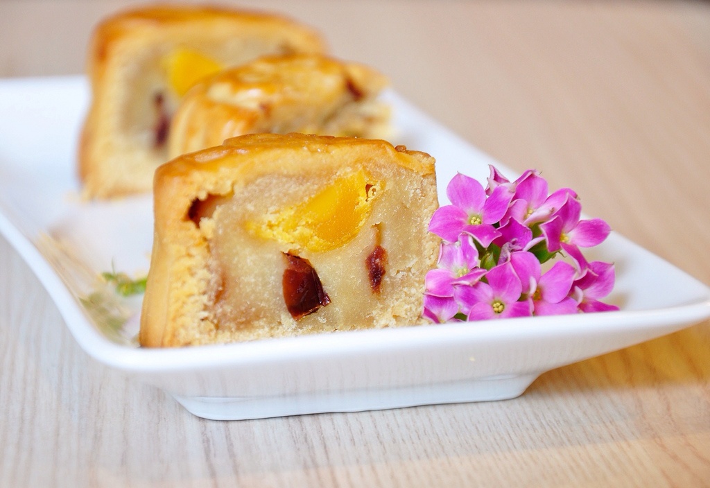 Doi vi mua trang voi banh Trung thu tuoi hinh anh