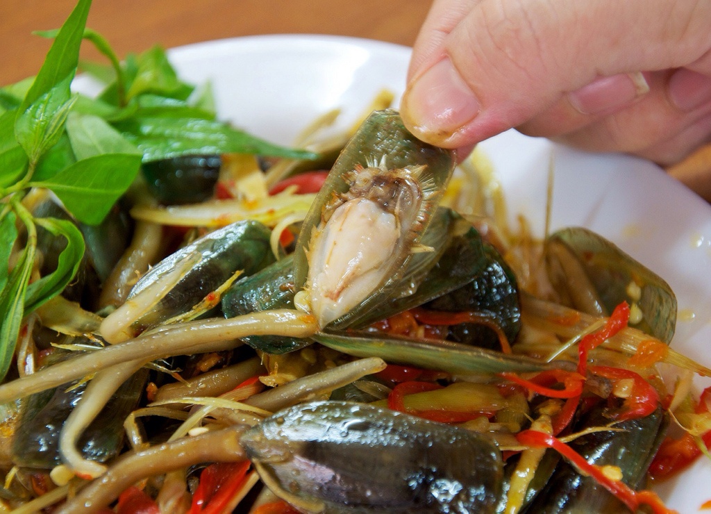 Ngay mua thuong thuc 3 mon oc la vua 'du nhap' Sai Gon hinh anh