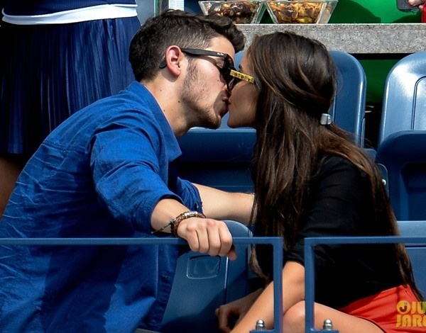 Nick Jonas cong khai khoa moi Hoa hau Hoan vu hinh anh