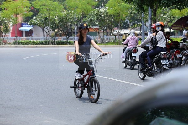 Mot ngay lam viec cua Hari - ban gai rapper Tien Dat hinh anh