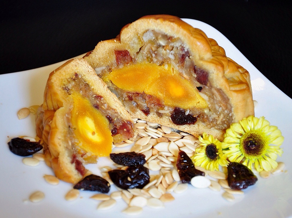 Ngon la banh trung thu nhan thap cam cherry hinh anh