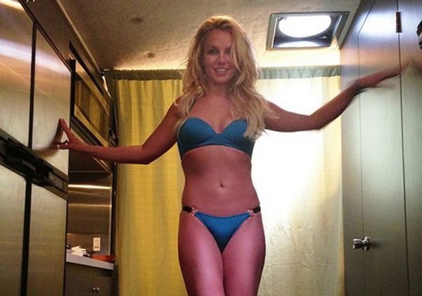 Britney khoe than hinh bikini nuot na khi quay MV moi hinh anh