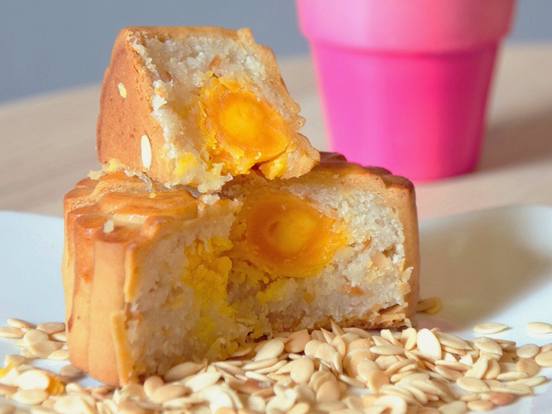 Thom mem banh trung thu dua hanh nhan hinh anh