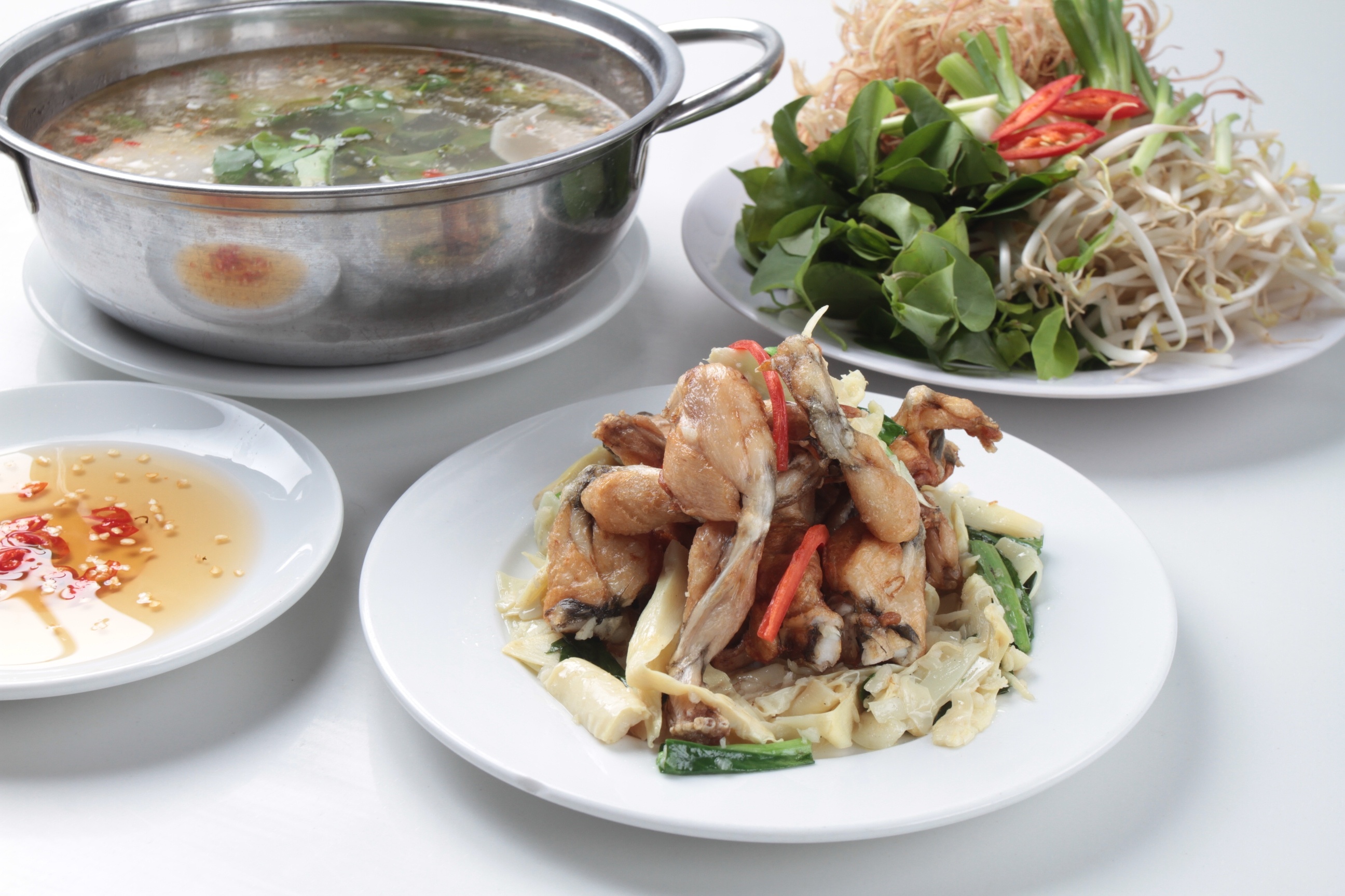 Chieu mua nham nhi lau ech re nhat Sai Gon hinh anh