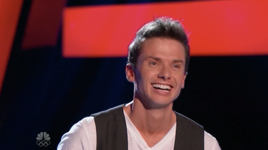Chang ca si Latin dien trai dot chay san khau 'The Voice' My hinh anh