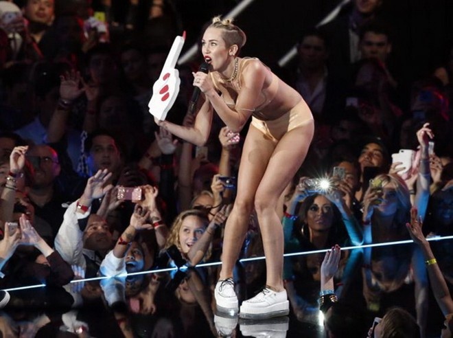 Miley Cyrus se hat tai American Music Awards 2013 hinh anh