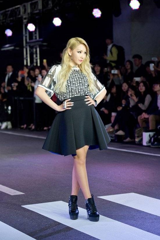 CL sải bước tự tin trên sàn catwalk trong vị trí vedette.