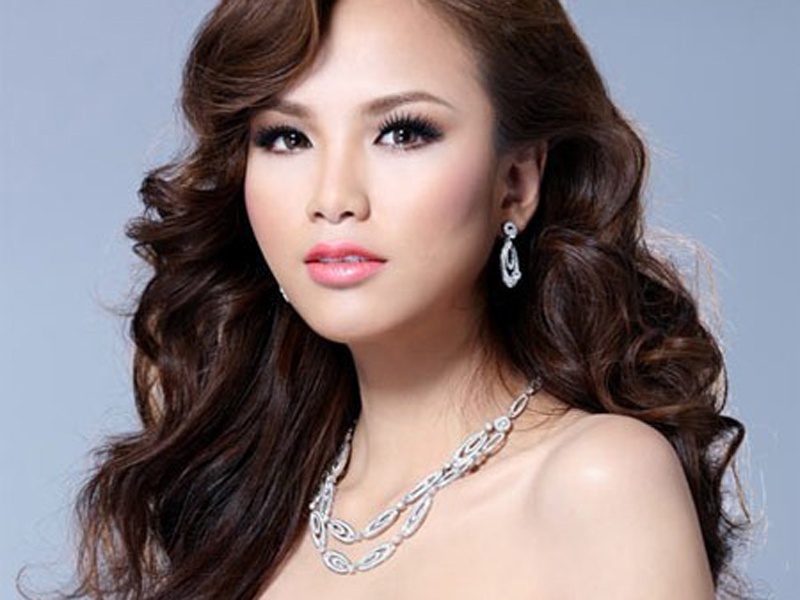 Chua the tuoc vuong mien hoa hau cua Diem Huong hinh anh