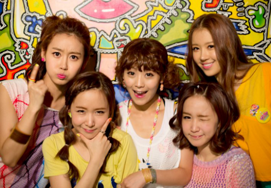 Bước chân vào làng nhạc Hàn từ năm 2012 với phong cách không quá ấn tượng, Crayon Pop cũng chỉ được coi là một nhóm nhạc “bình bình” như các tân binh Kpop khác. Tuy nhiên, 5 cô gái khiến tất cả mọi người phải “mắt tròn mắt dẹt”  khi trở lại vào giữa năm 2013 với Bar Bar Bar.