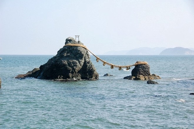 Cặp đá vợ chồng trong vịnh ở Nhật.