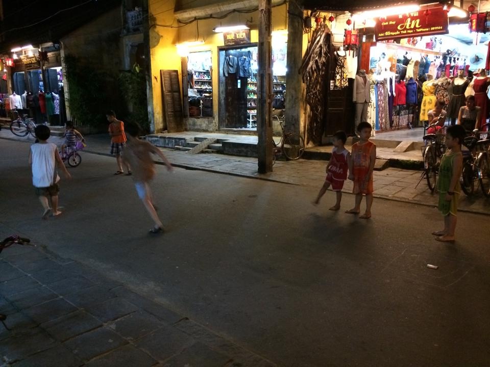 Hinh anh pho co Hoi An khong bong du khach hinh anh