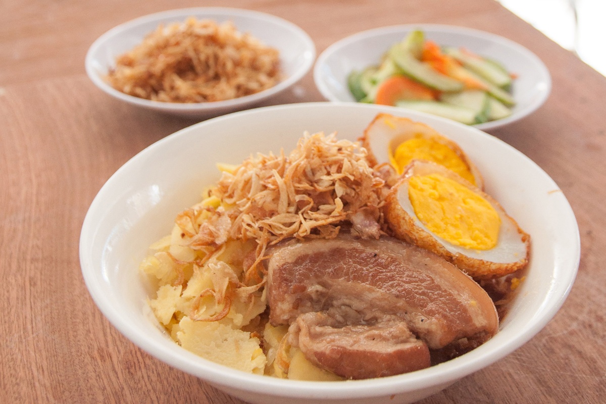 Nem xoi xeo thit kho trung o Sai Gon hinh anh