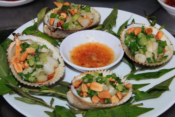 Món sò dương nướng mỡ hành đầy hấp dẫn.