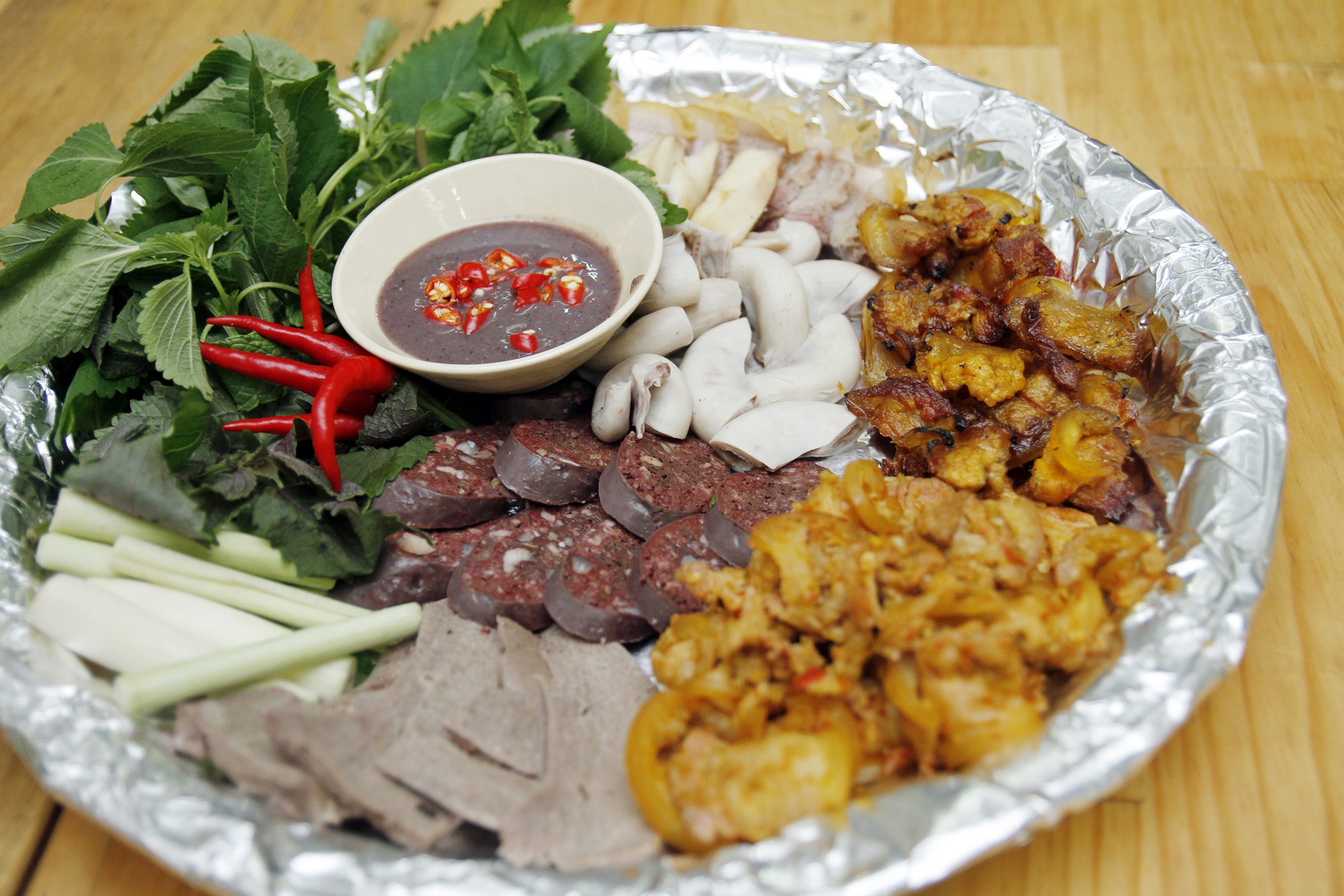 Di an heo rung met o trung tam quan 1 hinh anh
