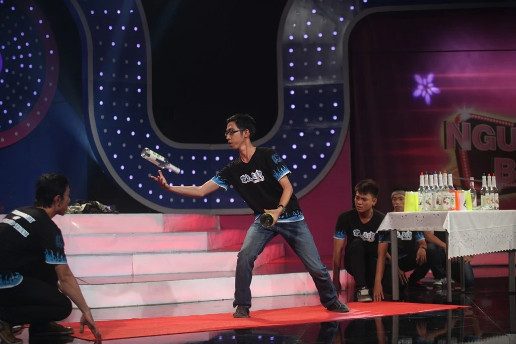 Ở vòng cuối cùng, đội Phương Vy tiếp tục thắng thế. Việc xác định nghệ nhân bartender, điều này không quá khó khăn để cả 2 đội đều phán đoán đúng nhân vật số 5. Với kết quả 4-4, như vậy đội khách bằng điểm đội nhà nên họ giành chiến thắng với số tiền thưởng 40 triệu đồng.