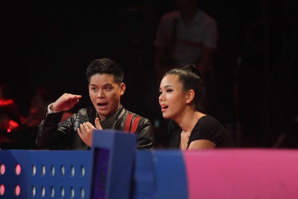 Tập 13 của Người bí ẩn phát sóng tối 22/6 kết thúc với chiến thắng sát nút thuộc về đội khách, biên đạo múa John Huy Trần và ca sỹ Phương Vy, tỷ số chung cuộc 4-4. Với kết quả này, đội khách dành được 40 triệu đồng.