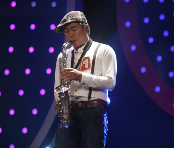 Ở vòng 1, để tìm ra nghệ sĩ saxophone, đội khách không đủ kinh nghiệm đã để thua Hoài Linh – Việt Hương. Tỷ số nghiêng về cho đội nhà khiến khán giả lo lắng cho Phương Vy – John Huy Trần, vì  họ dường như yếu thế hơn hẳn.