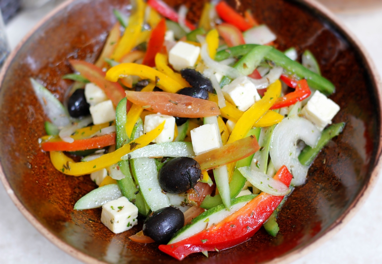Doi mieng voi salad chay vung Dia Trung Hai hinh anh
