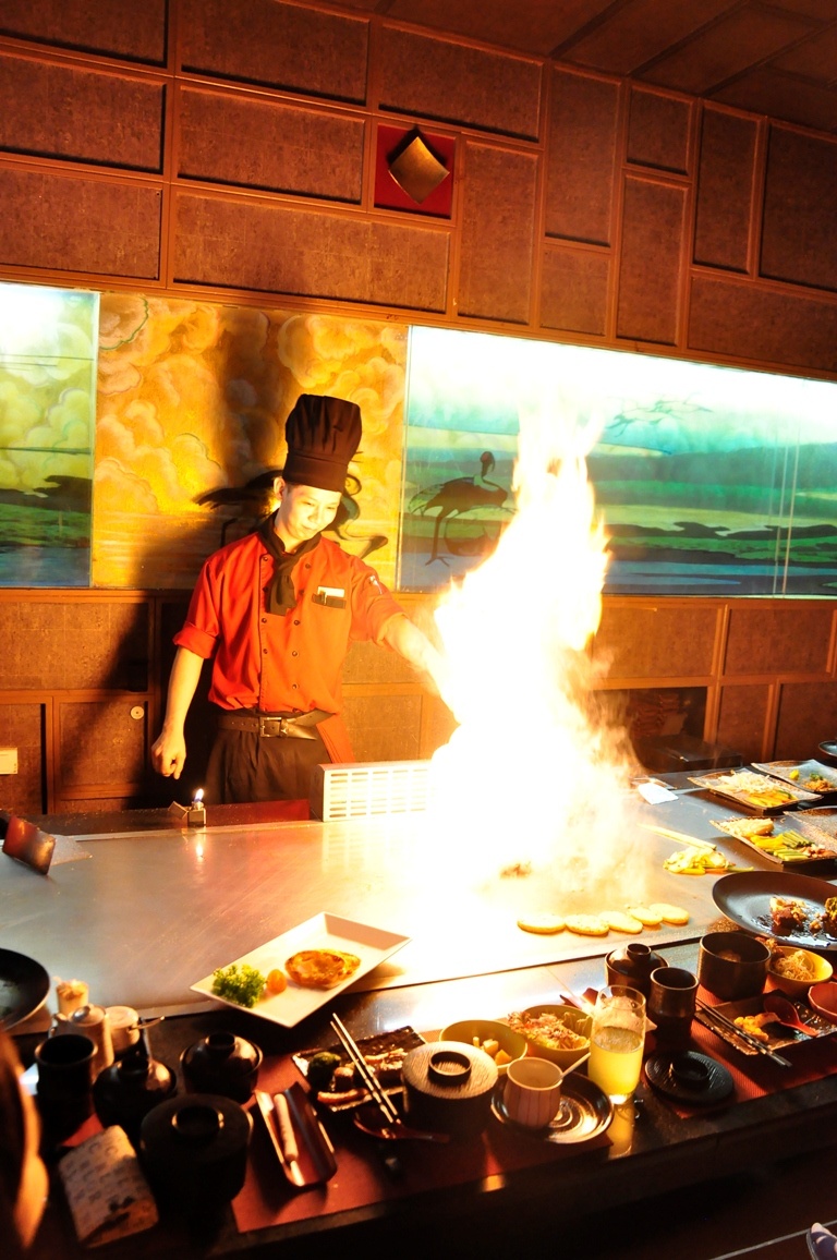 Dau bep che bien mon an tai ban cho thuc khach hinh anh