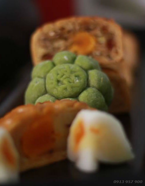 Bánh mini có giá 25.000 đồng/ cái. Bánh một trứng từ 60.000/cái. Bánh hai trứng từ 80.000 đồng/cái. Rau cây flan: 45.000 đồng/cái.