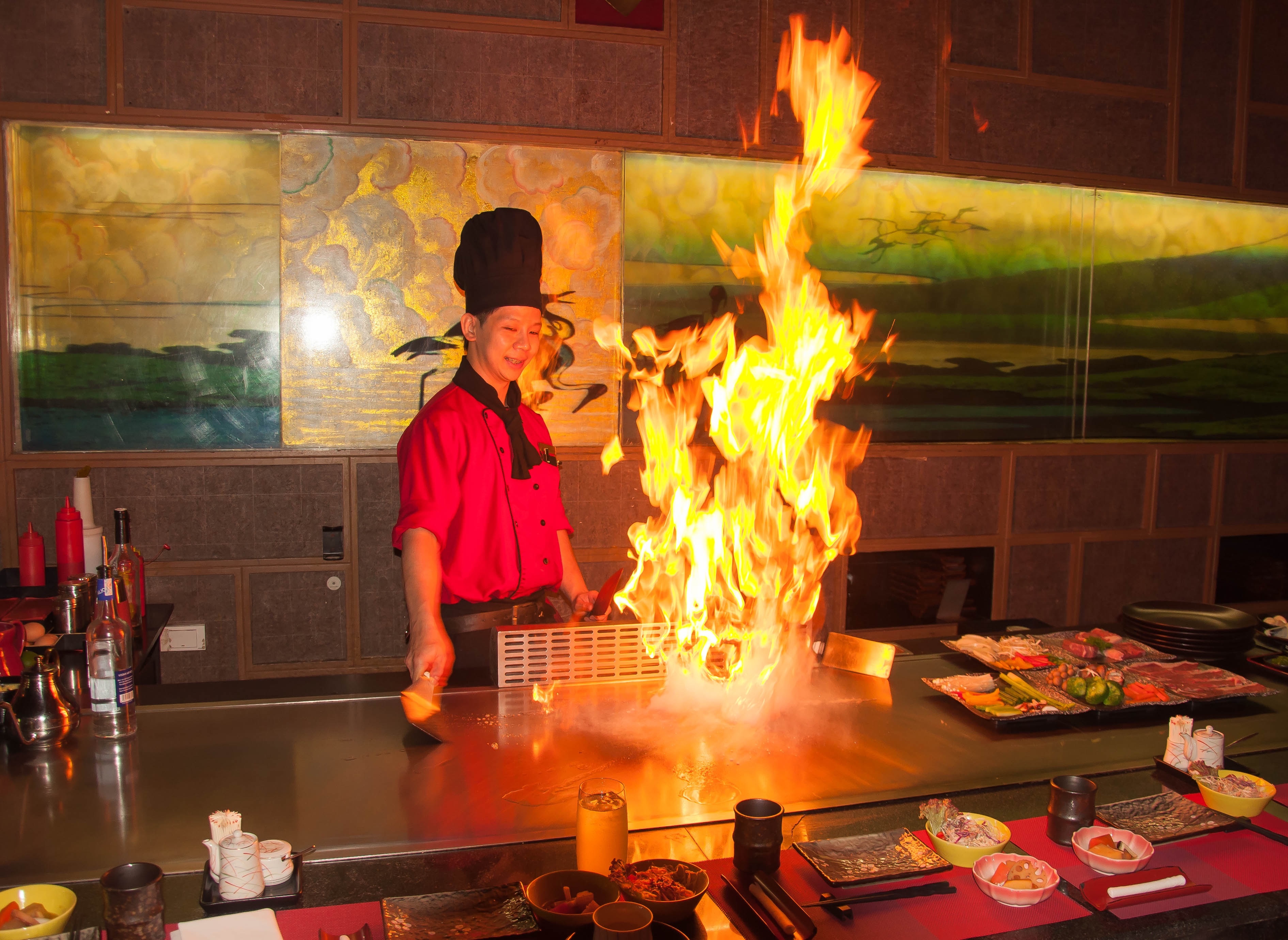 Xem dau bep mua lua dieu nghe ben ban nuong hinh anh